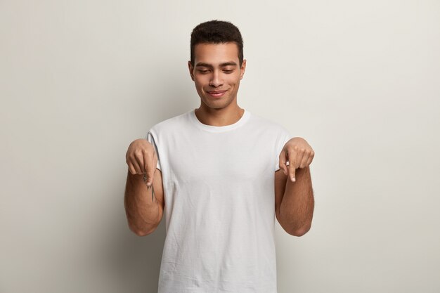 Jeune homme brun portant un t-shirt blanc