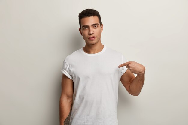 Jeune homme brun portant un t-shirt blanc