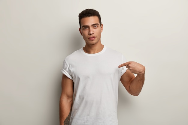 Jeune homme brun portant un t-shirt blanc