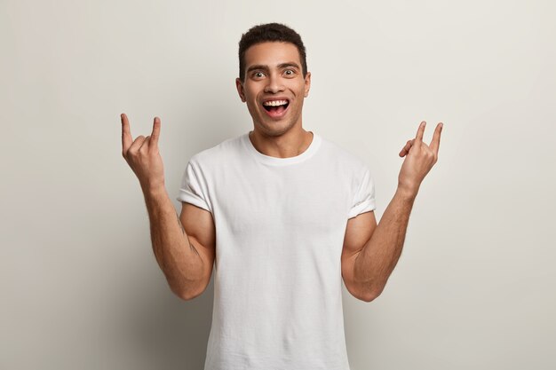 Jeune homme brun portant un t-shirt blanc