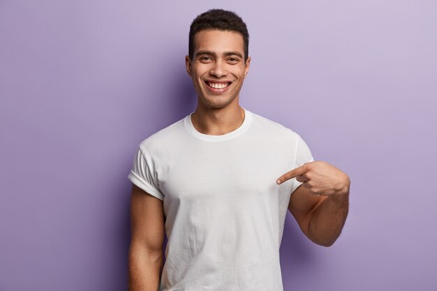 Jeune homme brun portant un t-shirt blanc