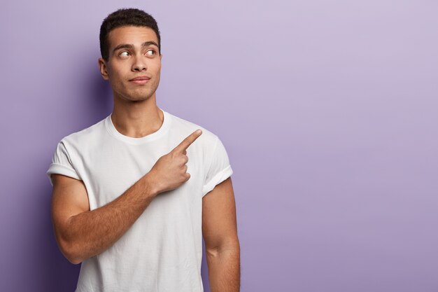 Jeune homme brun portant un t-shirt blanc