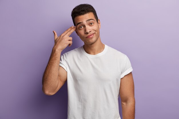 Jeune homme brun portant un t-shirt blanc