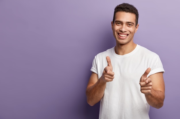 Jeune homme brun portant un t-shirt blanc