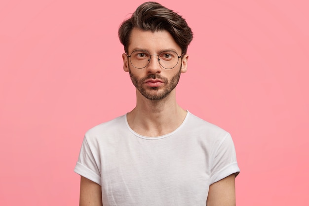 Jeune homme brunet portant des lunettes à la mode