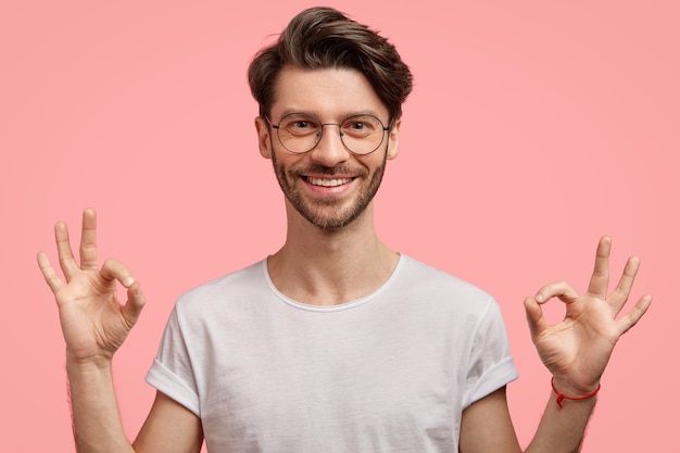 Jeune homme brunet portant des lunettes à la mode