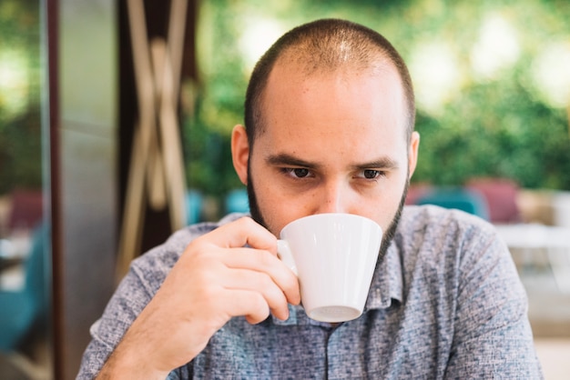 Jeune homme buvant du café