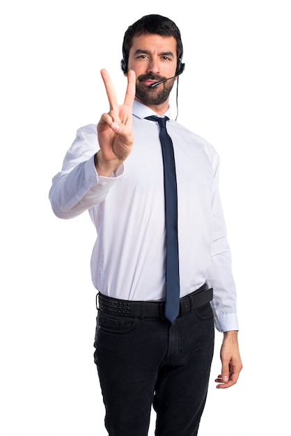 Jeune homme avec un casque comptant deux