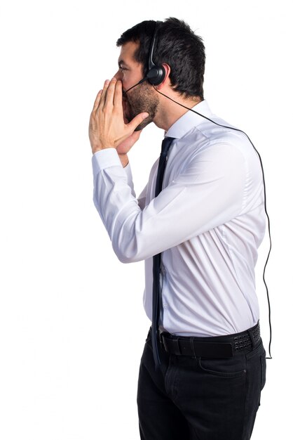 Jeune homme avec un casque criant