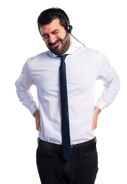 Jeune homme avec un casque avec douleur au dos