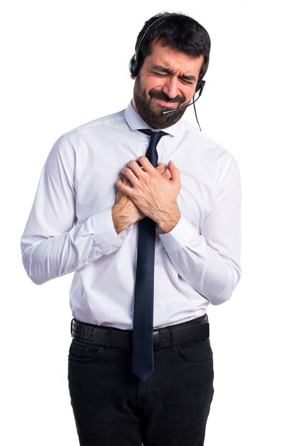 Jeune homme avec un casque avec une douleur cardiaque