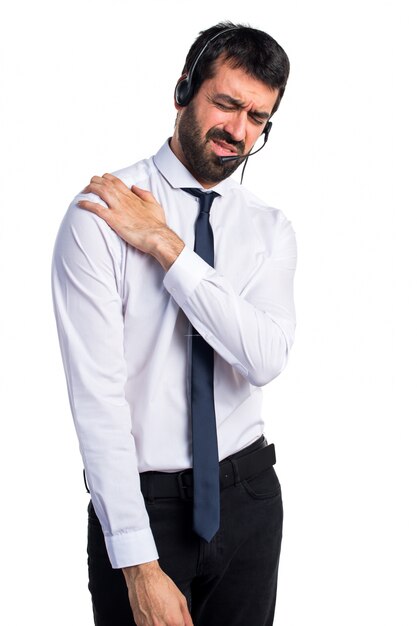 Jeune homme avec un casque avec douleur à l&#39;épaule