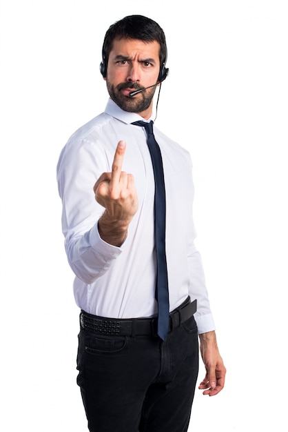 Jeune homme avec un casque faisant un geste de corne