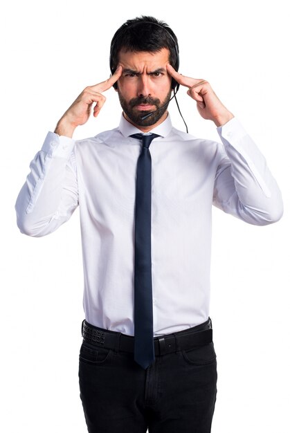 Jeune homme avec un casque pensant