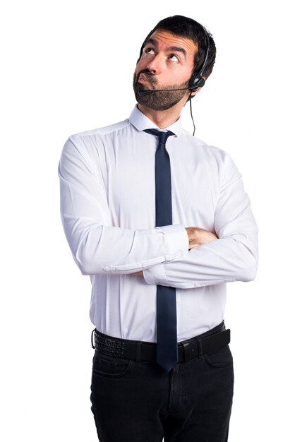 Jeune homme avec un casque pensant