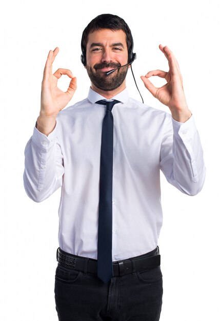 Jeune homme avec un casque signé OK