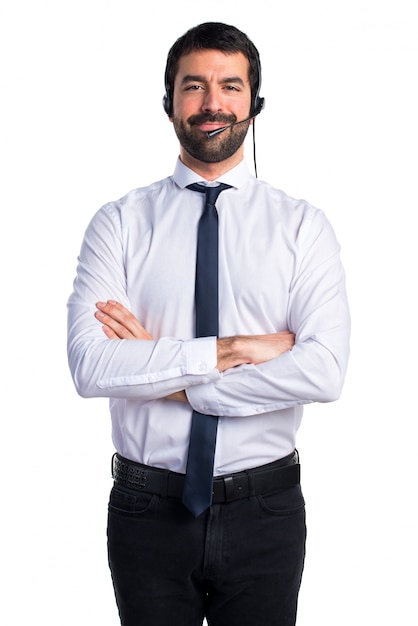 Jeune homme avec un casque