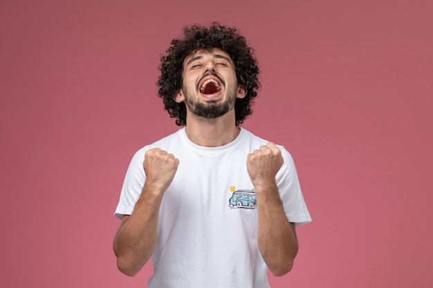 Photo gratuite jeune homme célébrant être un gagnant