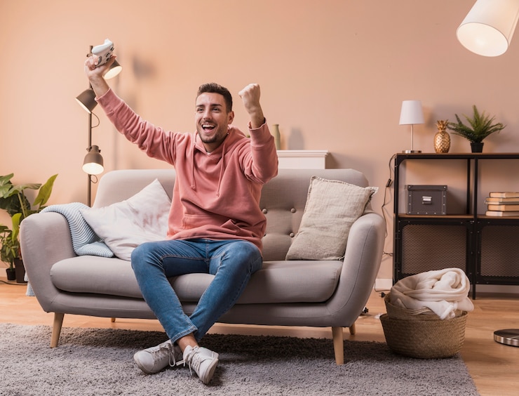 Photo gratuit jeune homme, célébrer, jeu, victoire