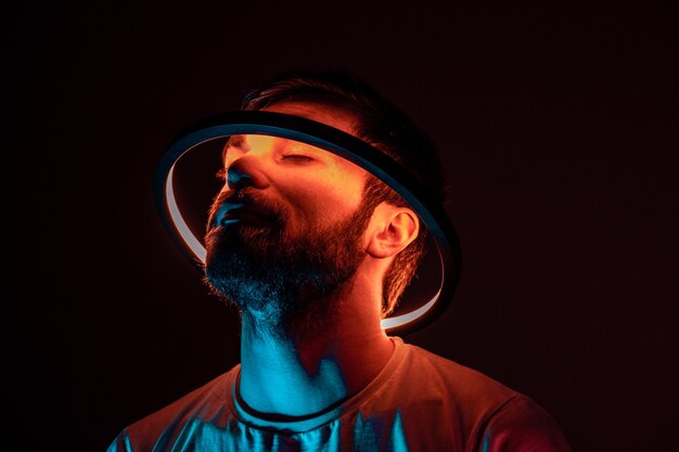 Jeune homme avec cercle lumineux autour de la tête