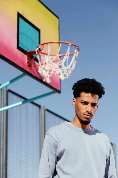 Jeune homme, sur, champ panier