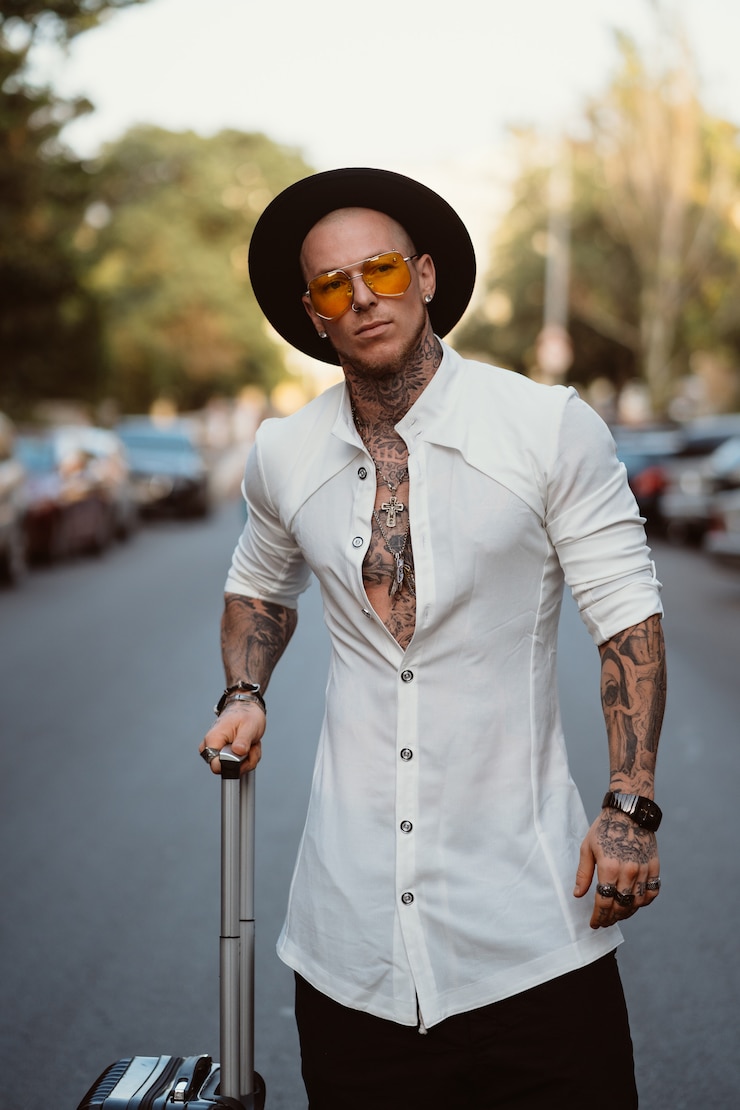Photo gratuit un jeune homme charismatique dans la rue