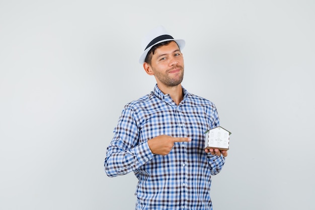 Jeune homme en chemise à carreaux