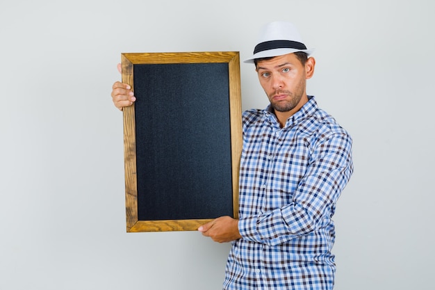 Jeune homme en chemise à carreaux