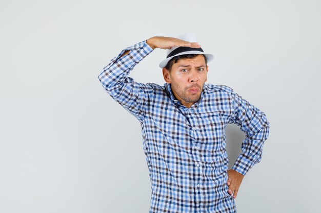 Jeune homme en chemise à carreaux