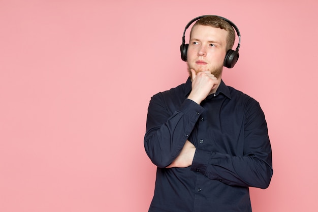 Jeune Homme En Chemise Noire Avec Un Casque Noir