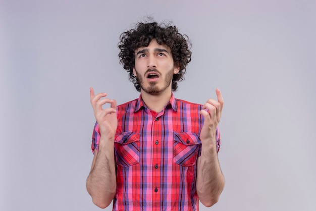 Jeune homme cheveux bouclés chemise colorée isolée à la pensée