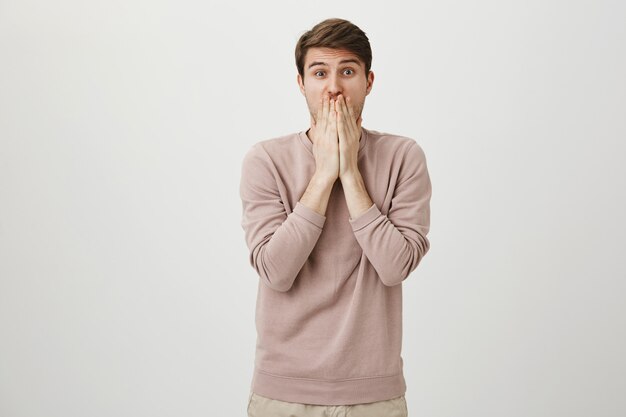 Un jeune homme choqué a fait une erreur