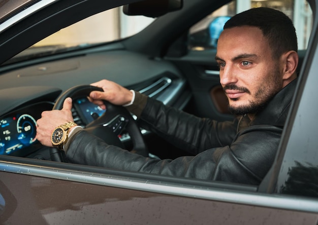 Jeune homme conduisant une voiture moderne