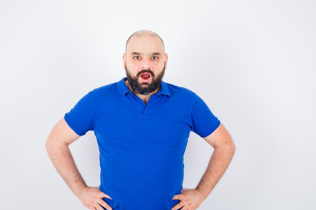 Jeune homme confiant en t-shirt bleu