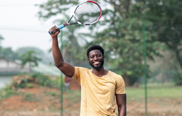 Jeune homme, sur, court tennis, jouer