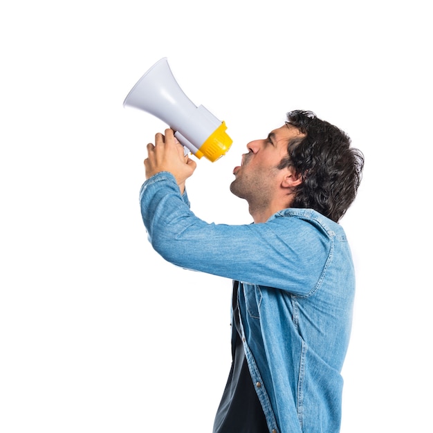 Jeune homme criant sur fond blanc isolé