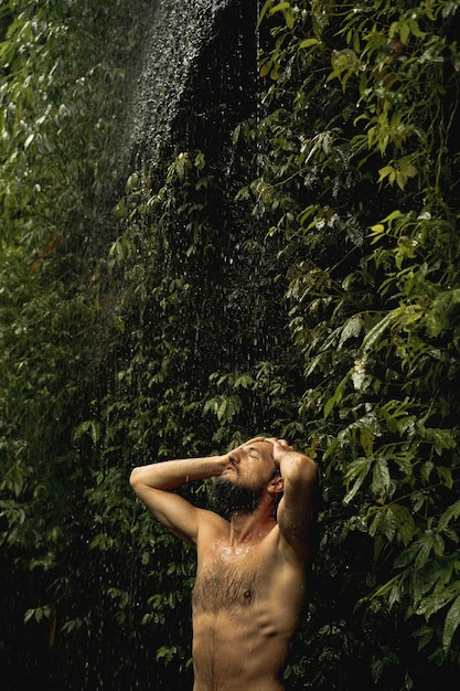 jeune homme dans la jungle Bali Indonésie