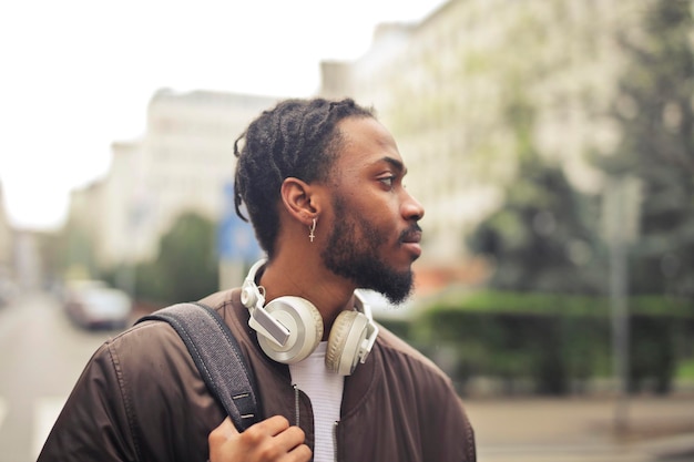 Photo gratuite jeune homme dans la rue