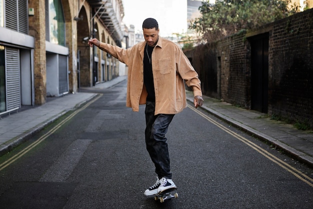 Jeune homme dans les rues de Londres