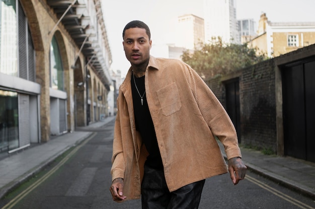 Jeune homme dans les rues de Londres