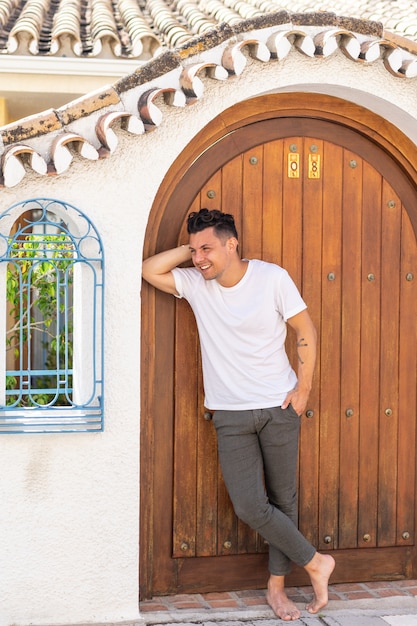 jeune homme dans les rues d&#39;une ville espagnole