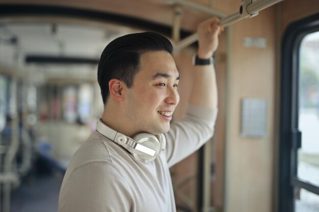 jeune homme dans un tram