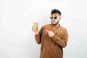 Photo gratuite jeune homme dans des verres tenant une tasse de café.