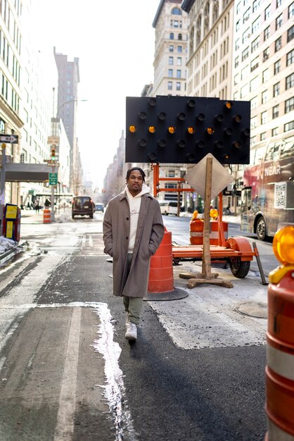 Jeune homme dans la ville de new york pendant la journée