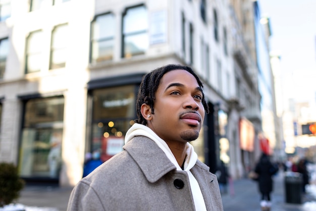 Photo gratuite jeune homme dans la ville de new york pendant la journée