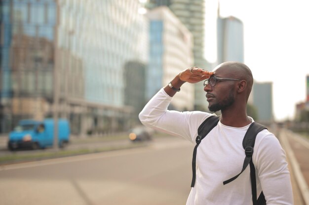 jeune homme dans la ville à la recherche d'une rue