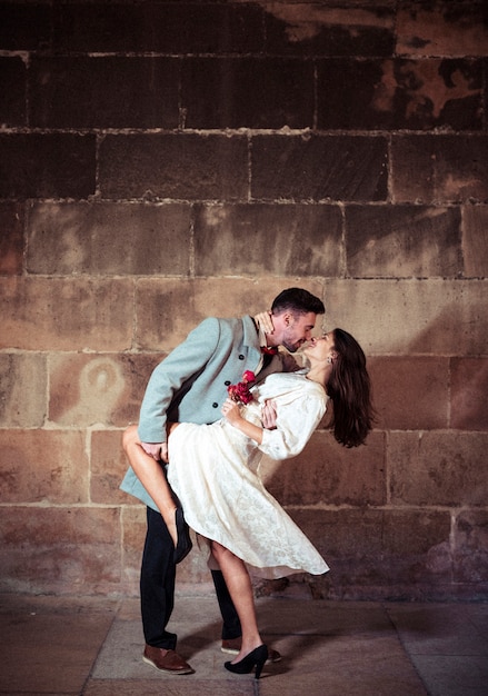 Jeune homme danse avec jolie femme dans la rue