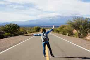 Photo gratuite jeune homme debout sur l'autoroute