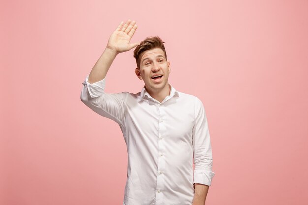 Jeune homme décontracté sur mur rose