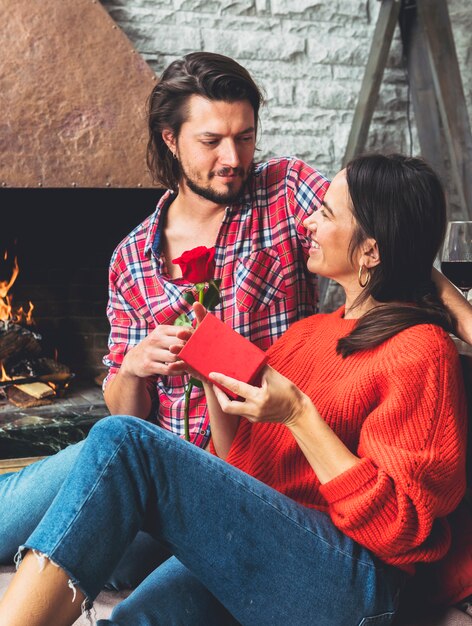 Jeune homme, donner, rose rouge, à, femme, étage